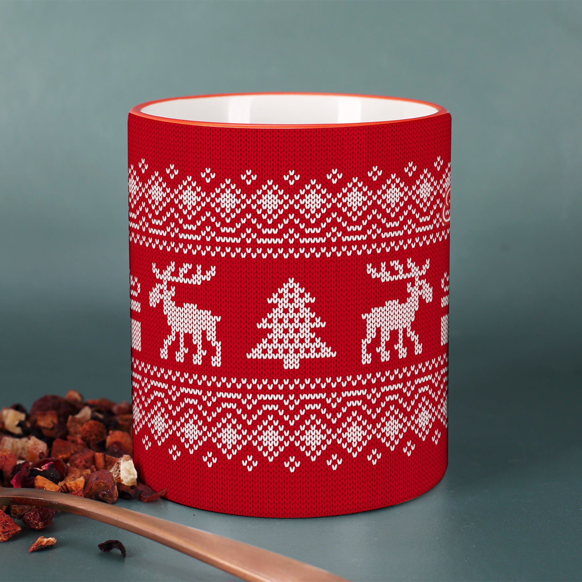 Rote Weihnachtstasse im Strickmuster-Design mit Rentieren und Tannenbaum-Motiv