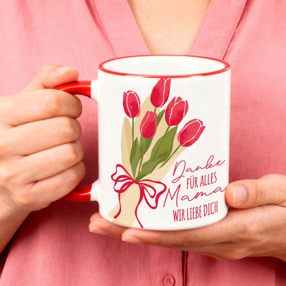 Tasse wird in den Händen gehalten mit personalisierter Widmung für Mama