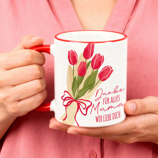 Tasse wird in den Händen gehalten mit personalisierter Widmung für Mama
