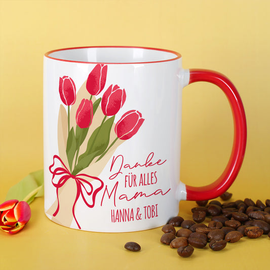 Tasse wird in den Händen gehalten mit personalisierter Widmung für Mama