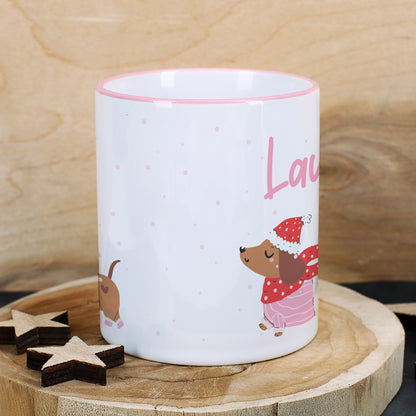 Detailansicht der personalisierten Dackel-Tasse auf Holzuntergrund mit winterlicher Dekoration