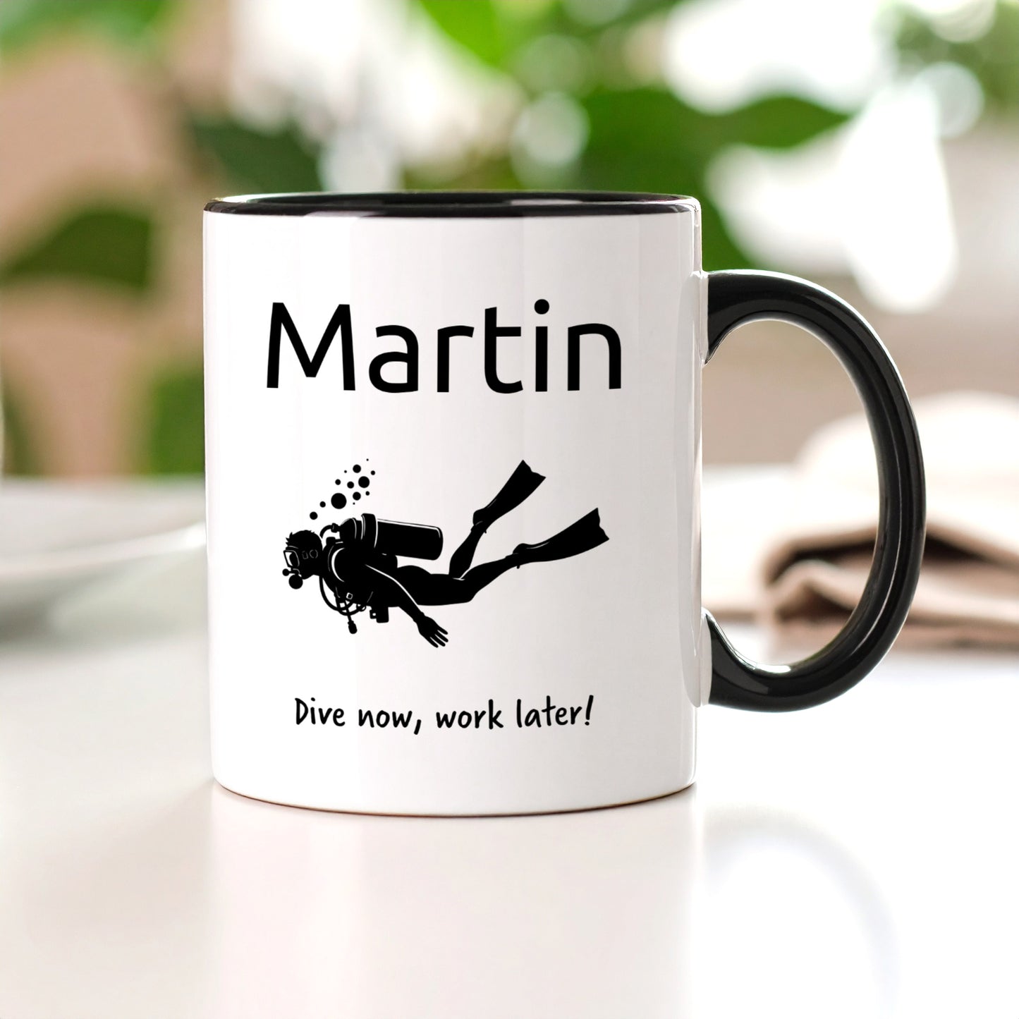 Frontansicht der Tasse – schwarzer Henkel und Taucher-Motiv gut sichtbar