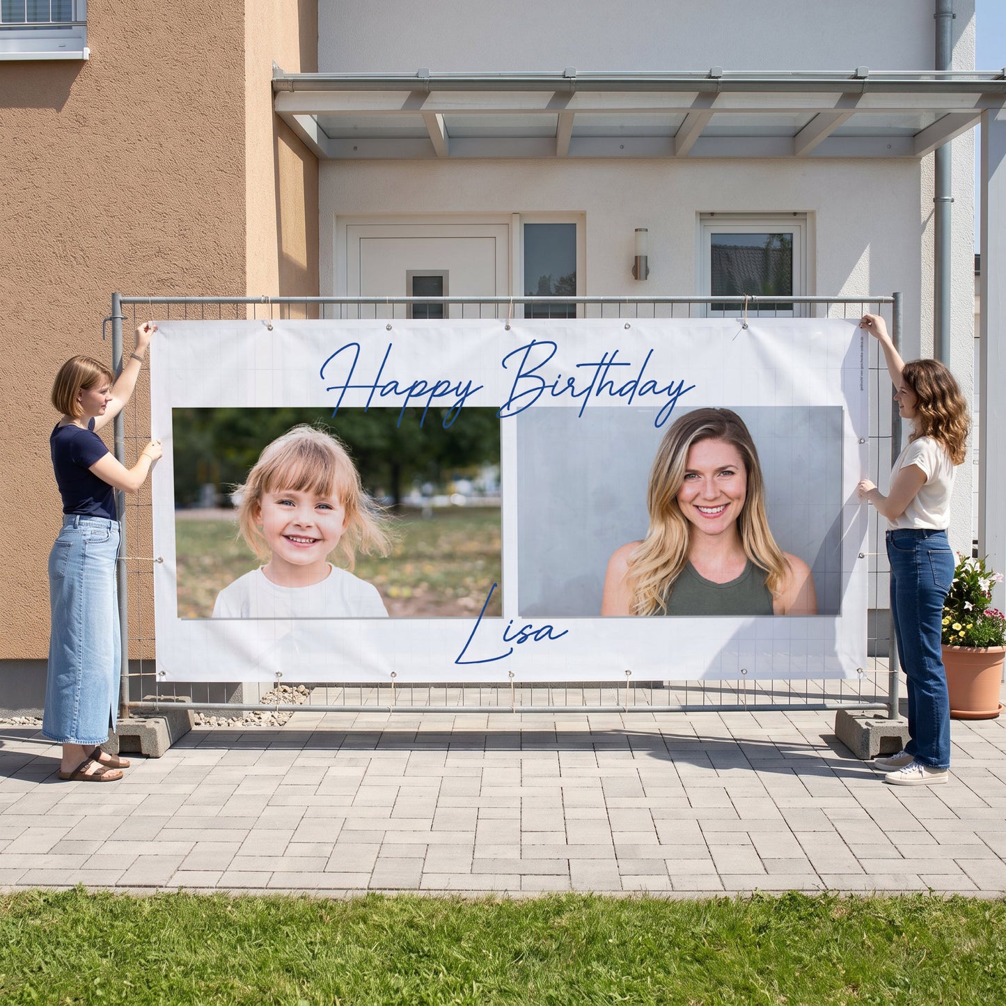 XXXL Happy Birthday Fotobanner mit zwei Bildern und Name am Bauzaun vor Hauseingang