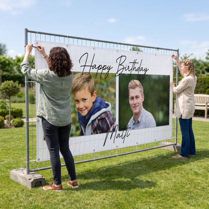 Großes Geburtstagsbanner mit zwei Fotos und Name am Bauzaun im Garten befestigt