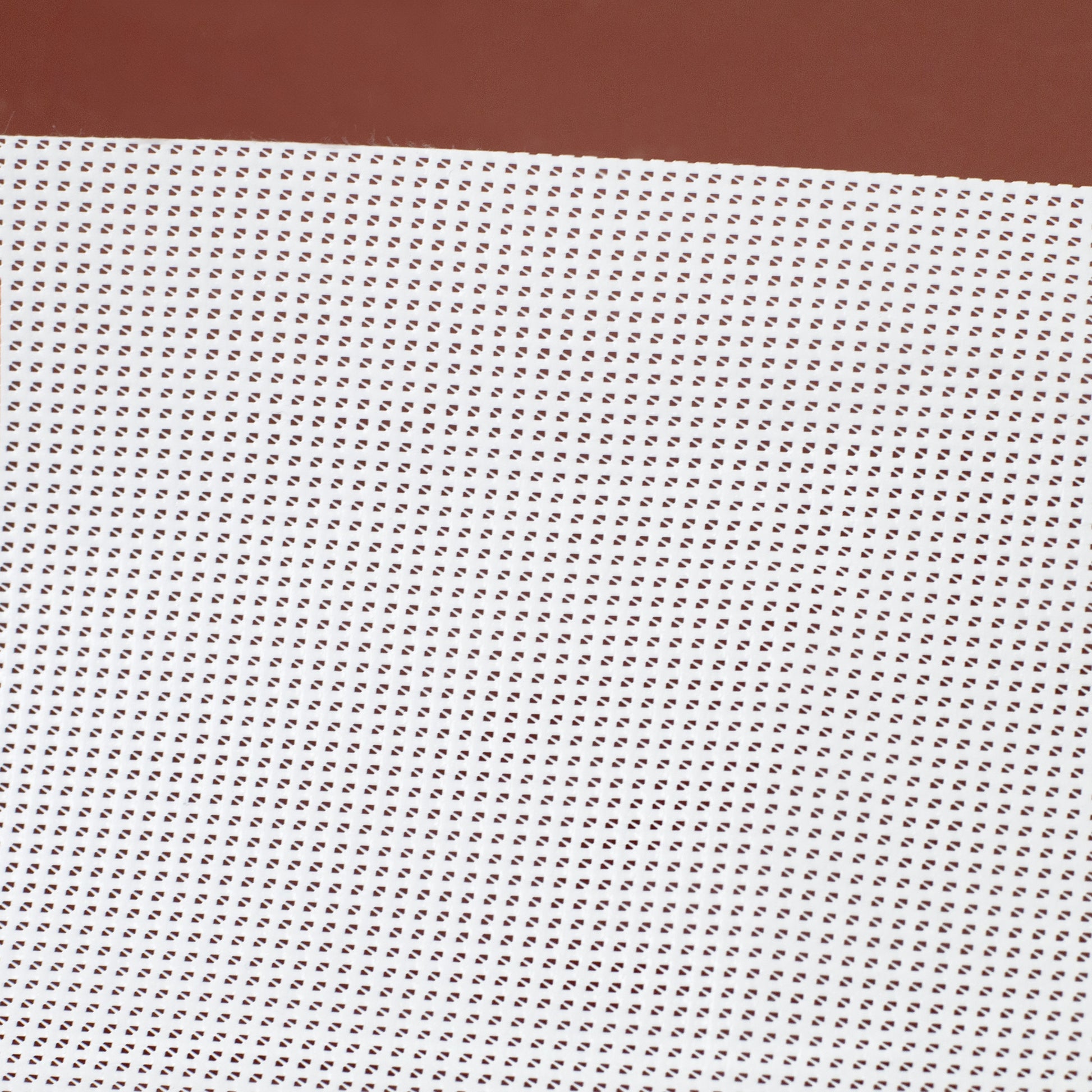 Nahaufnahme vom luftdurchlässigen weißen Mesh Material des Bauzaunbanners
