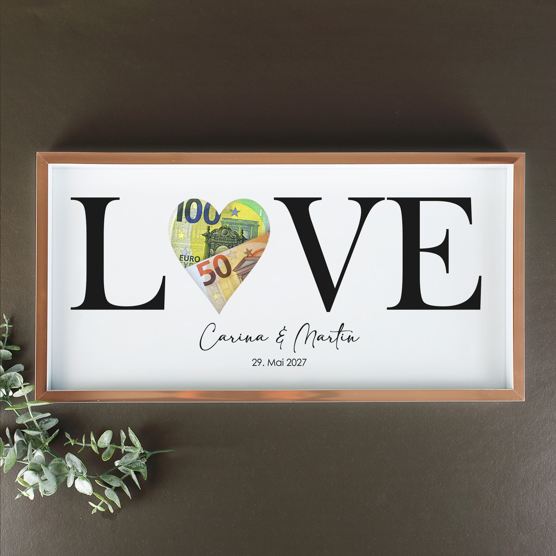 Personalisierter LOVE Bilderrahmen zur Hochzeit mit Namen Carina und Martin, Datum und Geldscheinen im Herz