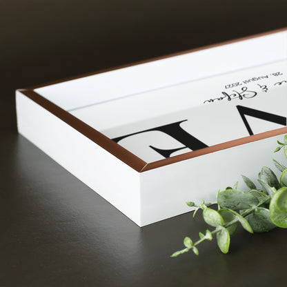 Detailaufnahme des roségoldenen Bilderrahmens mit weißem Rand und LOVE Motiv als dekoratives Geldgeschenk zur Hochzeit