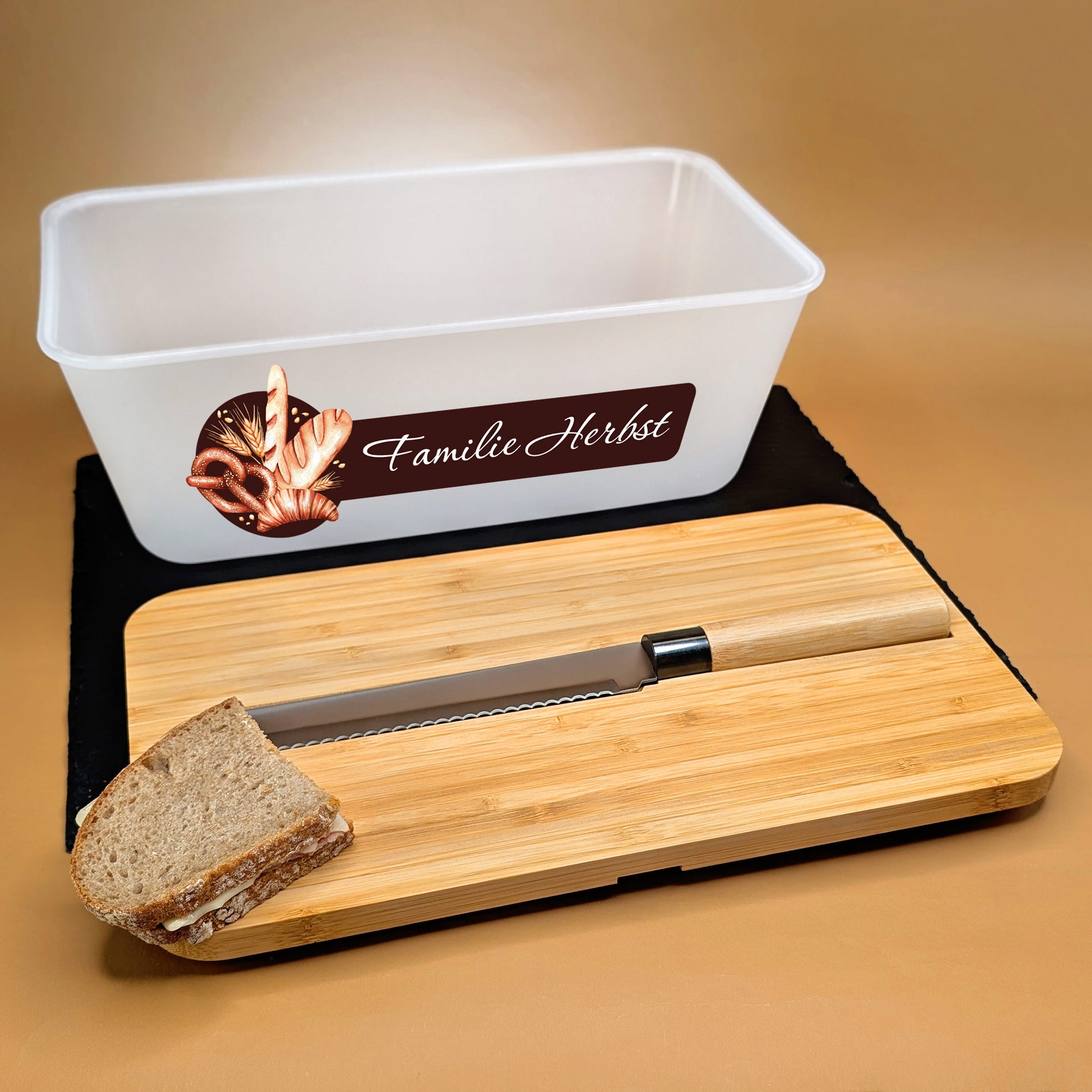 Personalisierter Brotkasten mit Messer, Schneidebrett & Wunschtext –  geschenke-online.de