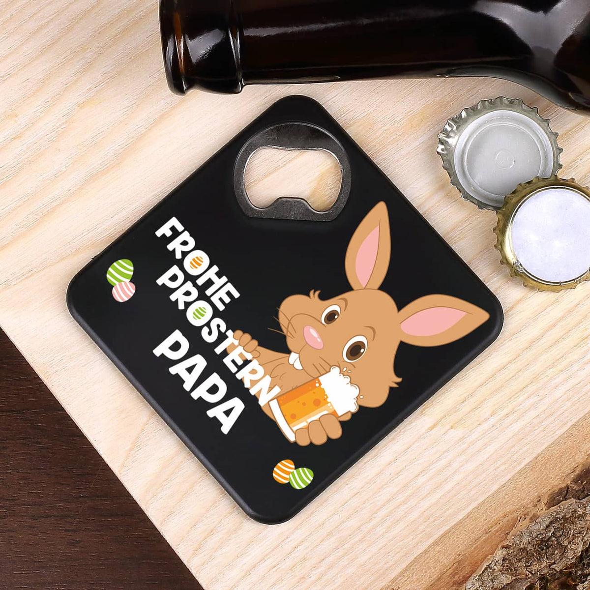 Quadratischer Flaschenöffner zu Ostern mit Motiv Frohe Prostern & Namensaufdruck aus Kunststoff erhältlich in Schwarz oder Weiß als Ostergeschenk für Männer –
