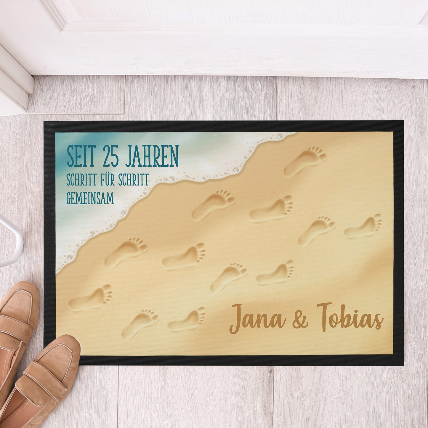 Personalisierte Fußmatte Silberhochzeit mit Sand und Fußspuren – mit Namen Jana & Tobias