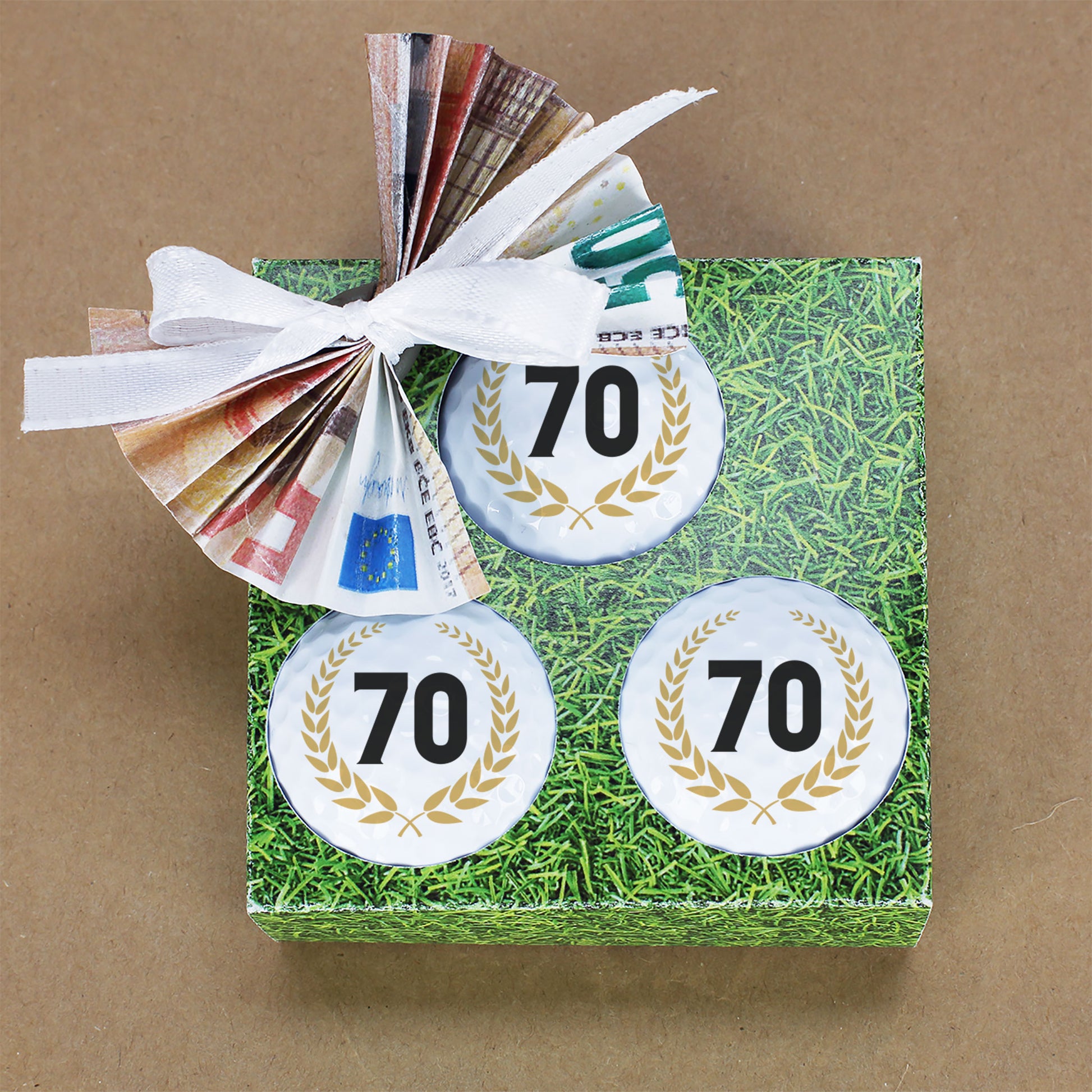 3er Set Golfbälle mit Zahl 70 im Lorbeerkranz als Geschenk zur Rente verpackt