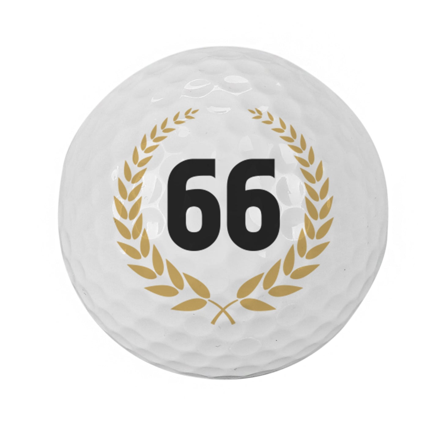 Freigestellter Golfball mit Zahl 66 im goldenen Lorbeerkranz auf weißem Hintergrund
