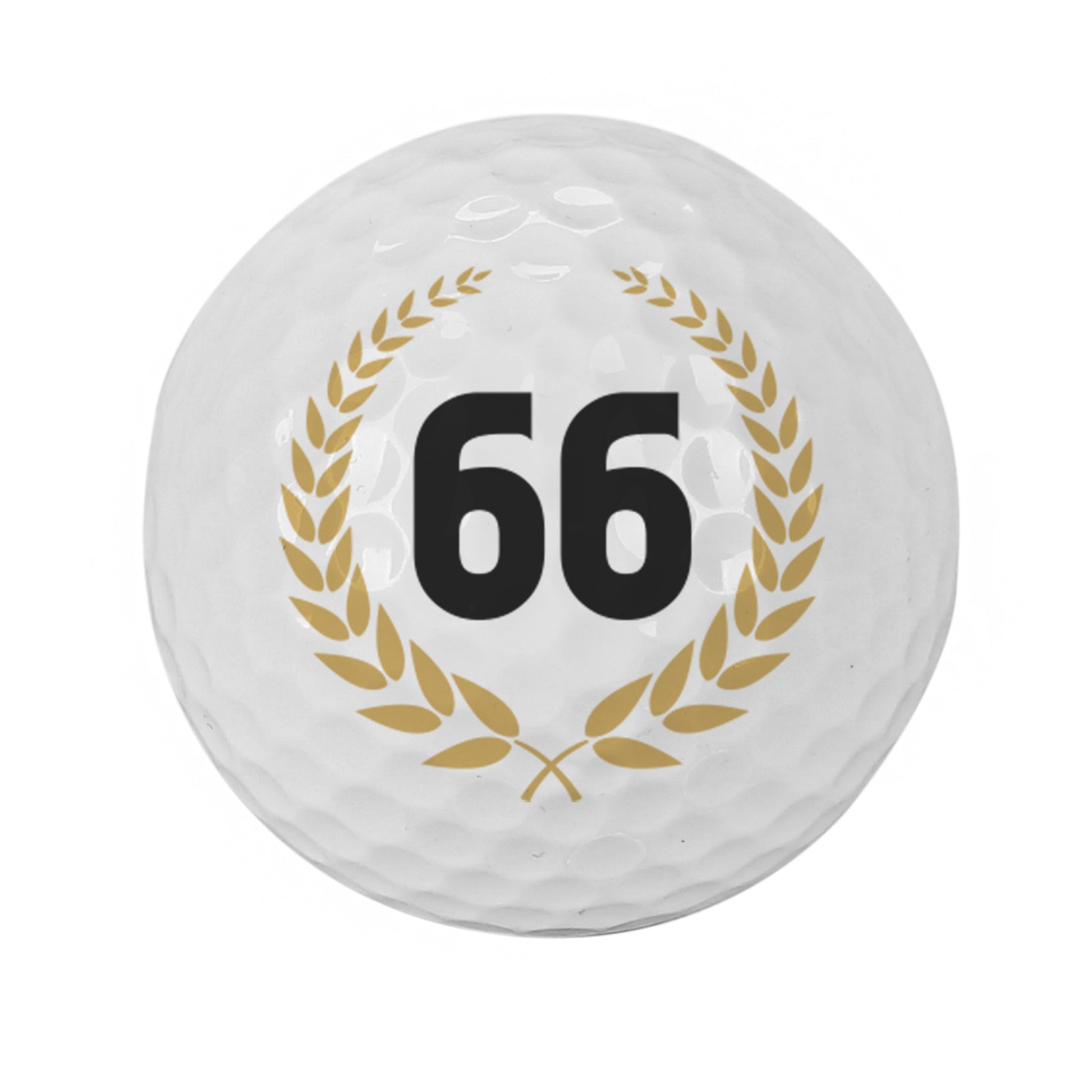 Freigestellter Golfball mit Zahl 66 im goldenen Lorbeerkranz auf weißem Hintergrund