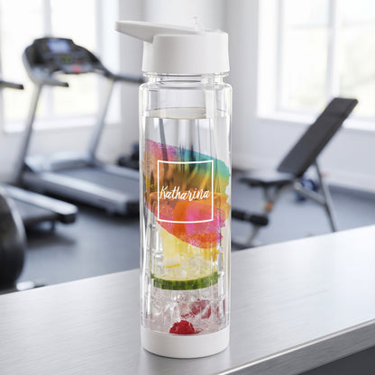 Personalisierte Trinkflasche mit Strohhalm und Fruchteinsatz beim Training im Fitnessstudio