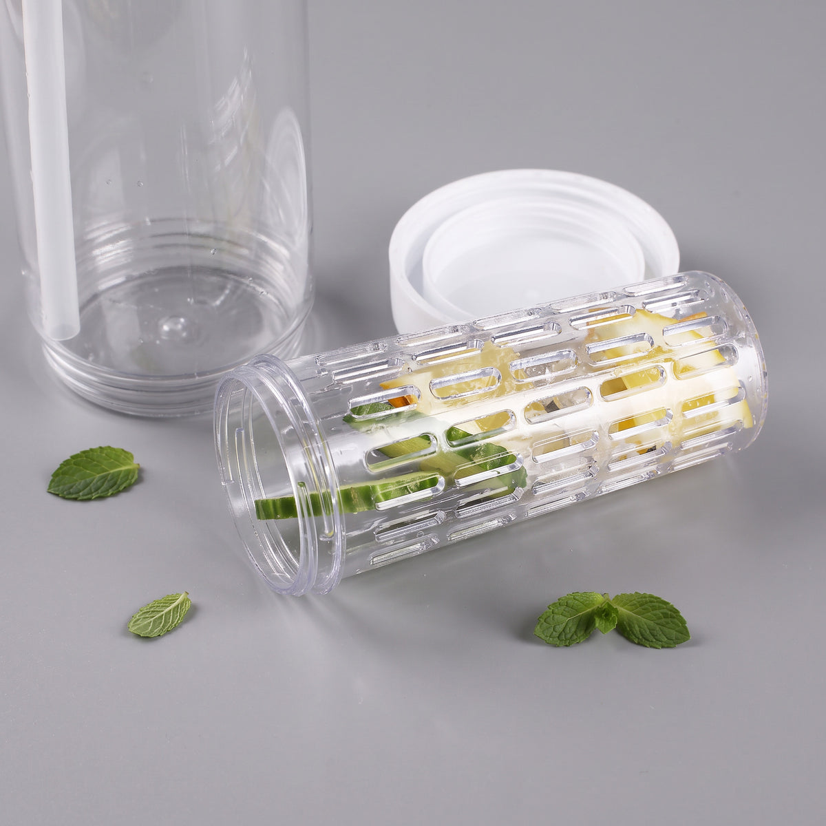 Aufschraubbarer Fruchteinsatz am Boden der personalisierten Trinkflasche für frisches Obst