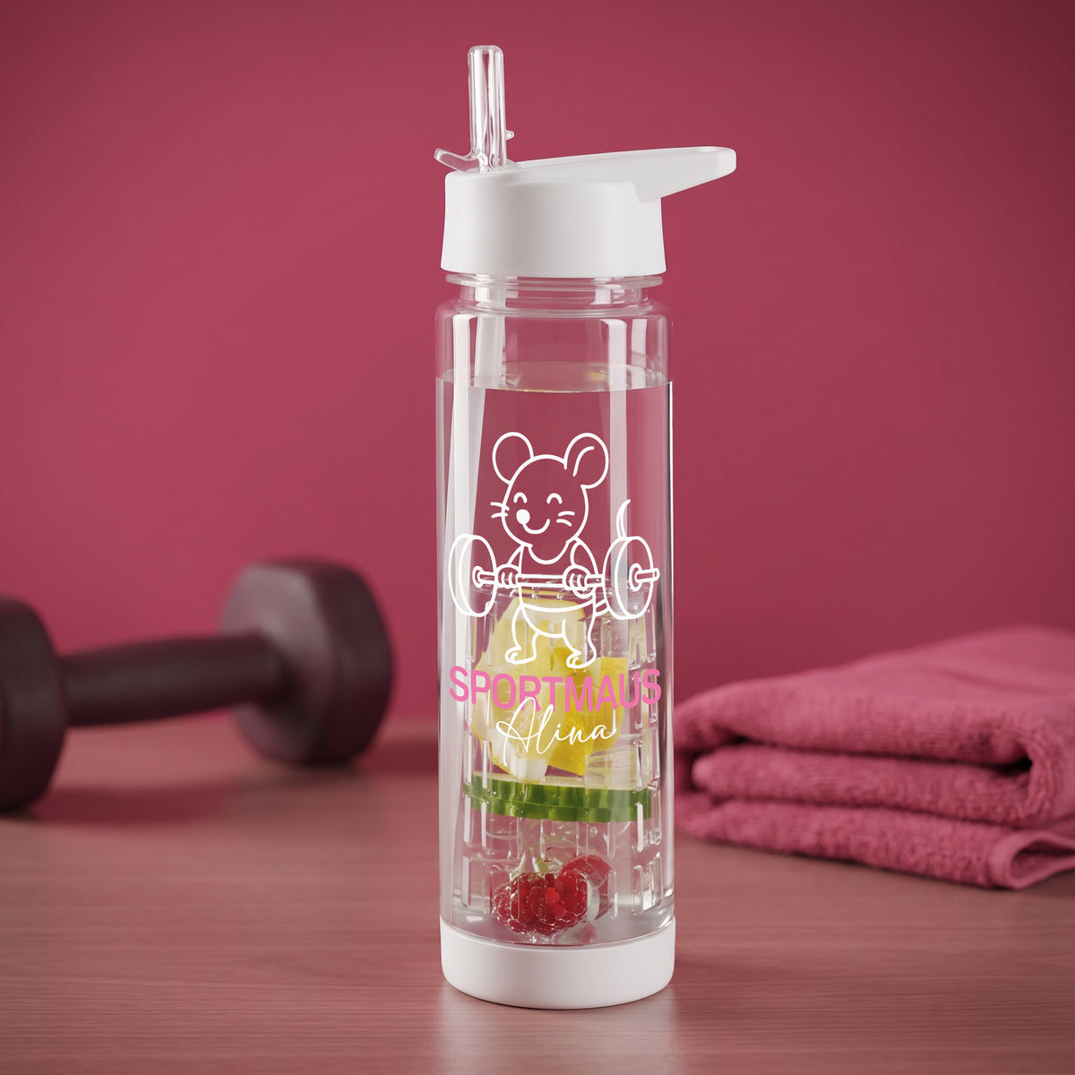 Personalisierte Sportmaus Trinkflasche mit Name Alina, Fruchteinsatz mit Früchten, Trinkhalm und weißem Verschluss im Fitness-Setting