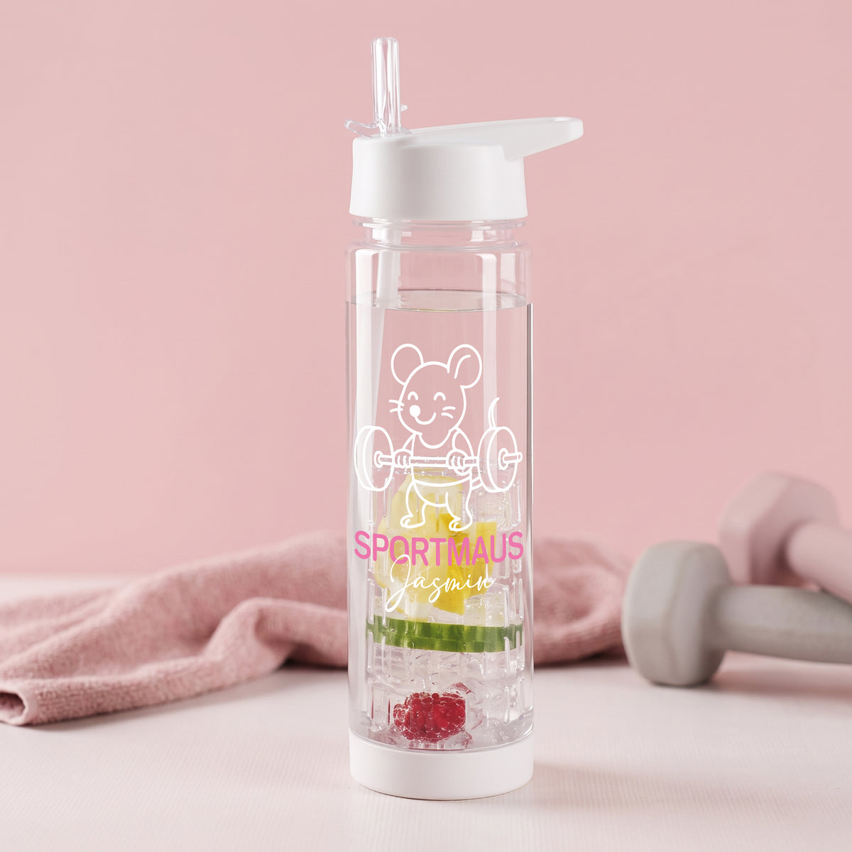 Personalisierte Trinkflasche Sportmaus mit Name Jasmin, Fruchteinsatz mit Zitrone, Gurke und Himbeeren sowie weißem Trinkverschluss