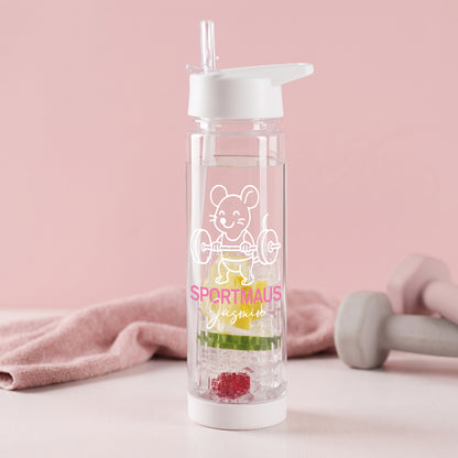 Personalisierte Trinkflasche Sportmaus mit Name Jasmin, Fruchteinsatz mit Zitrone, Gurke und Himbeeren sowie weißem Trinkverschluss