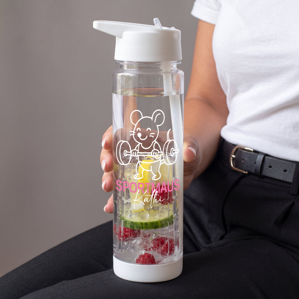 Personalisierte Trinkflasche Sportmaus mit Name Kathi in der Hand, gefüllt mit Wasser, Zitrone, Gurke und Himbeeren