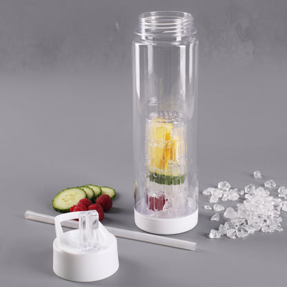 Transparente Trinkflasche mit eingesetztem Fruchteinsatz, Zitrone, Gurke und Himbeeren sowie abgenommenem Trinkverschluss und Trinkhalm