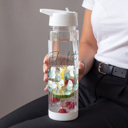 Personalisierte Trinkflasche mit Name Elisabeth und Eukalyptus-Motiv in der Hand, gefüllt mit Fruchtwasser und Fruchteinsatz