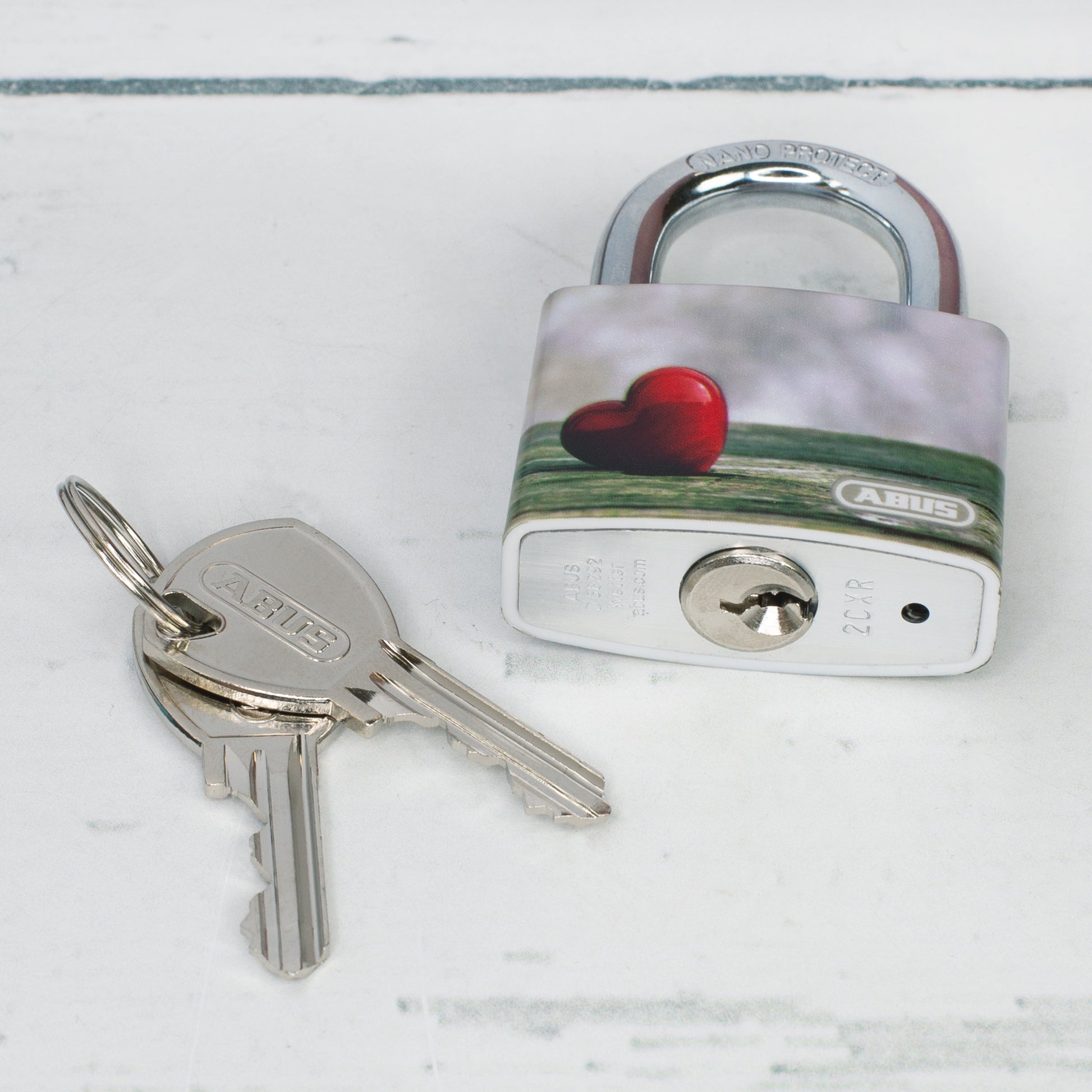 ABUS Liebesschloss zum Valentinstag mit Namen & Datum von unten fotografiert