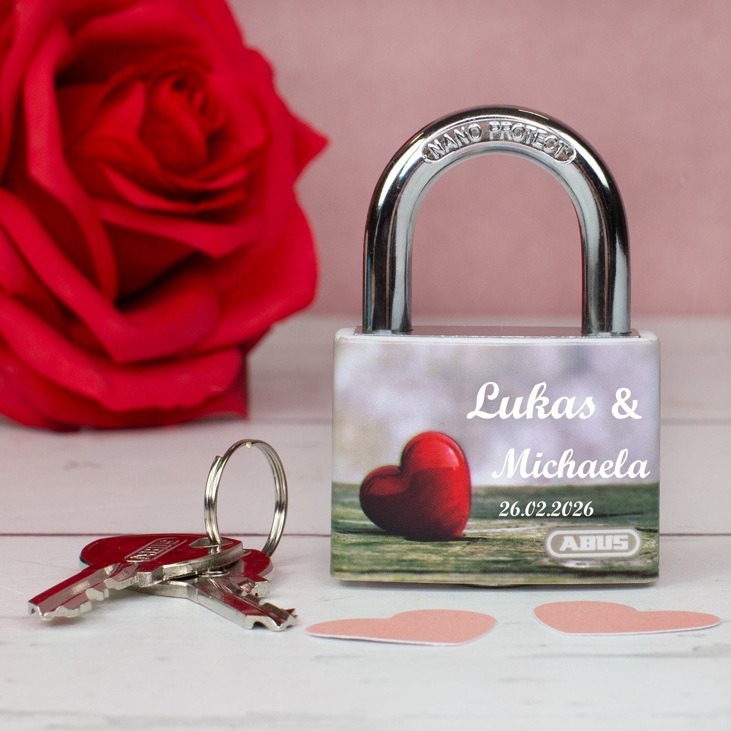 ABUS Liebesschloss zum Valentinstag mit Namen & Datum neben roter Rose