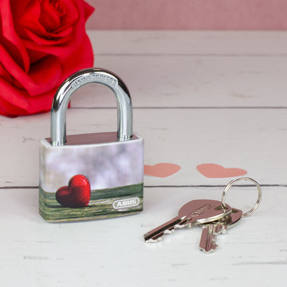 ABUS Liebesschloss zum Valentinstag mit Namen & Datum auf weißem Tisch