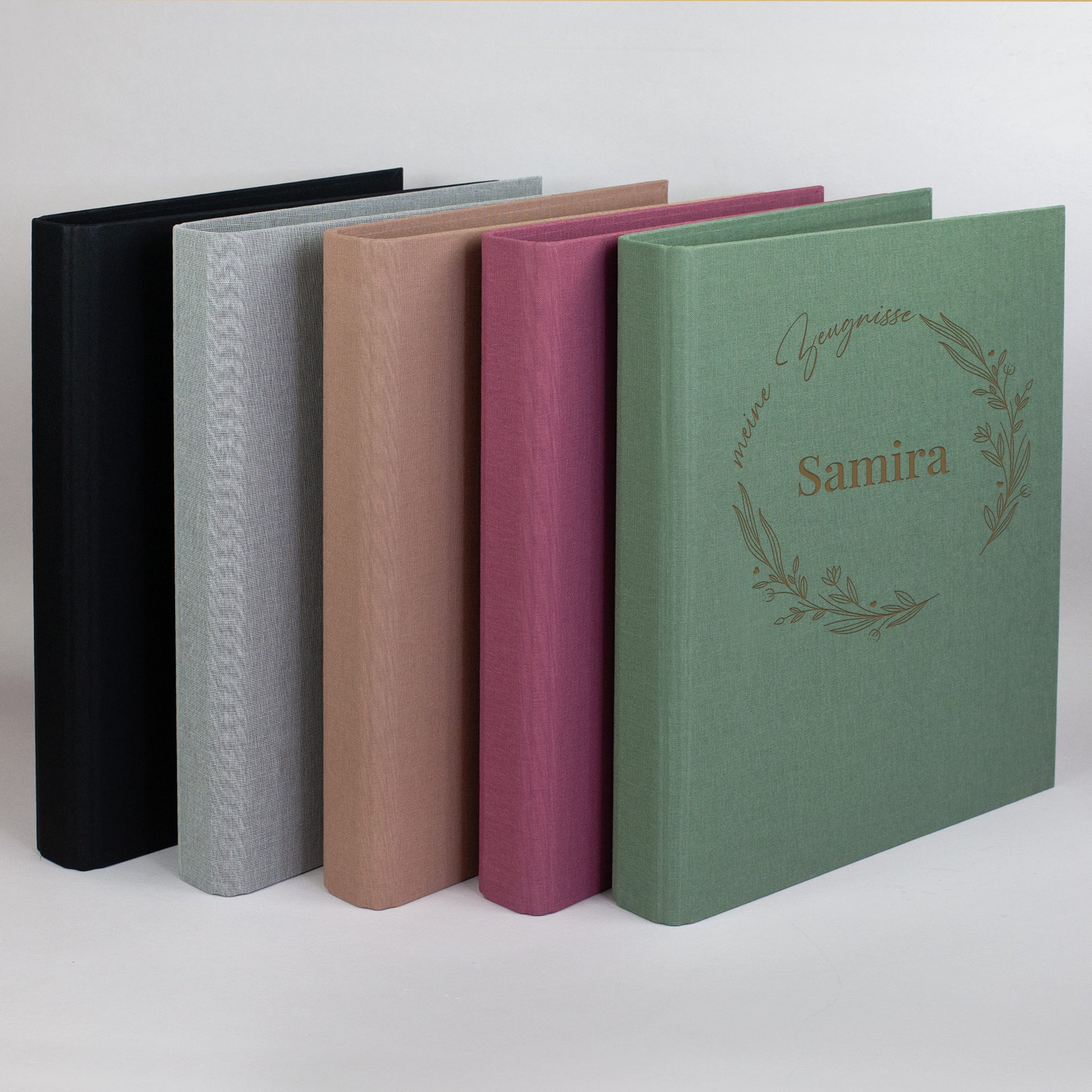 Zeugnismappen in allen Farben (grün, grau, braun, rosa, schwarz) mit floralem Motiv und Personalisierung