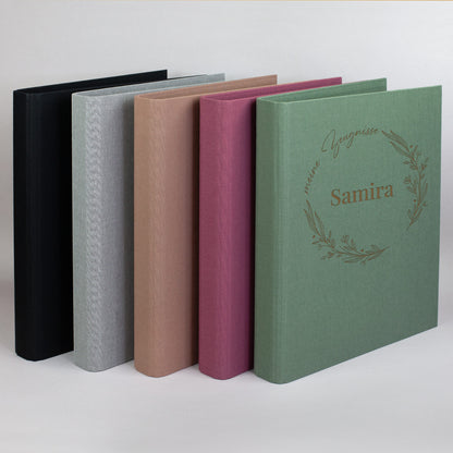 Zeugnismappen in allen Farben (grün, grau, braun, rosa, schwarz) mit floralem Motiv und Personalisierung
