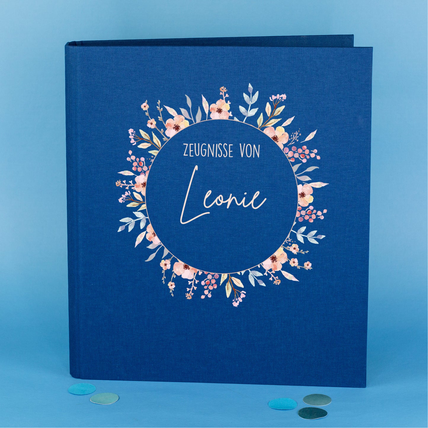 Personalisierte Zeugnismappe aus Leinen mit Name und Blumenkranz-Motiv für Mädchen zur Einschulung