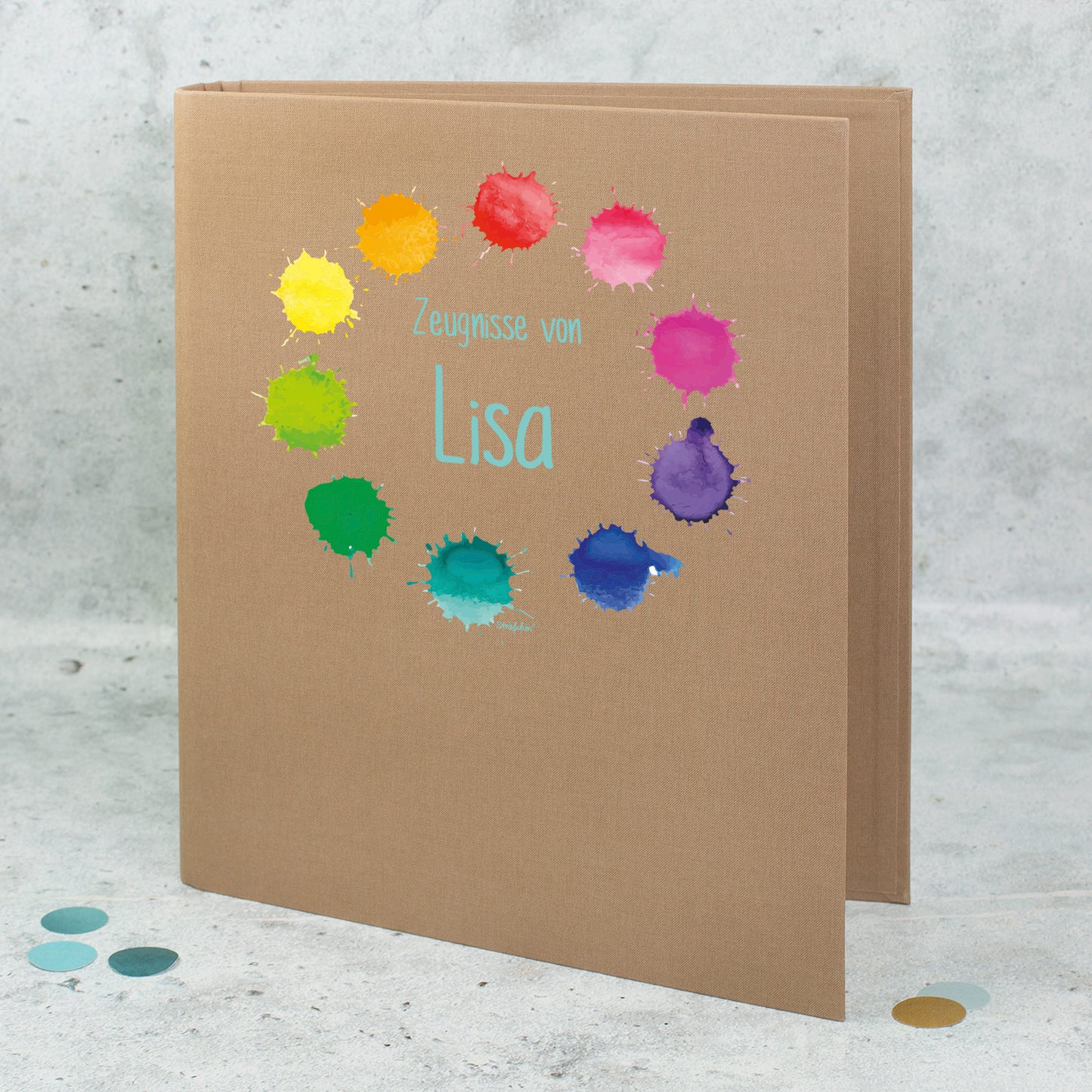 Zeugnismappe aus Leinen in Braun mit buntem Farbklekcse-Motiv und Name Lisa bedruckt
