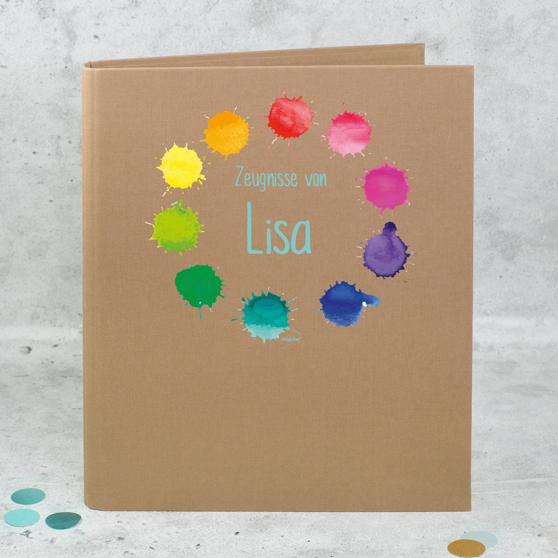 Zeugnismappe aus Leinen in Braun mit buntem Farbkleckse-Motiv und Name Lisa bedruckt
