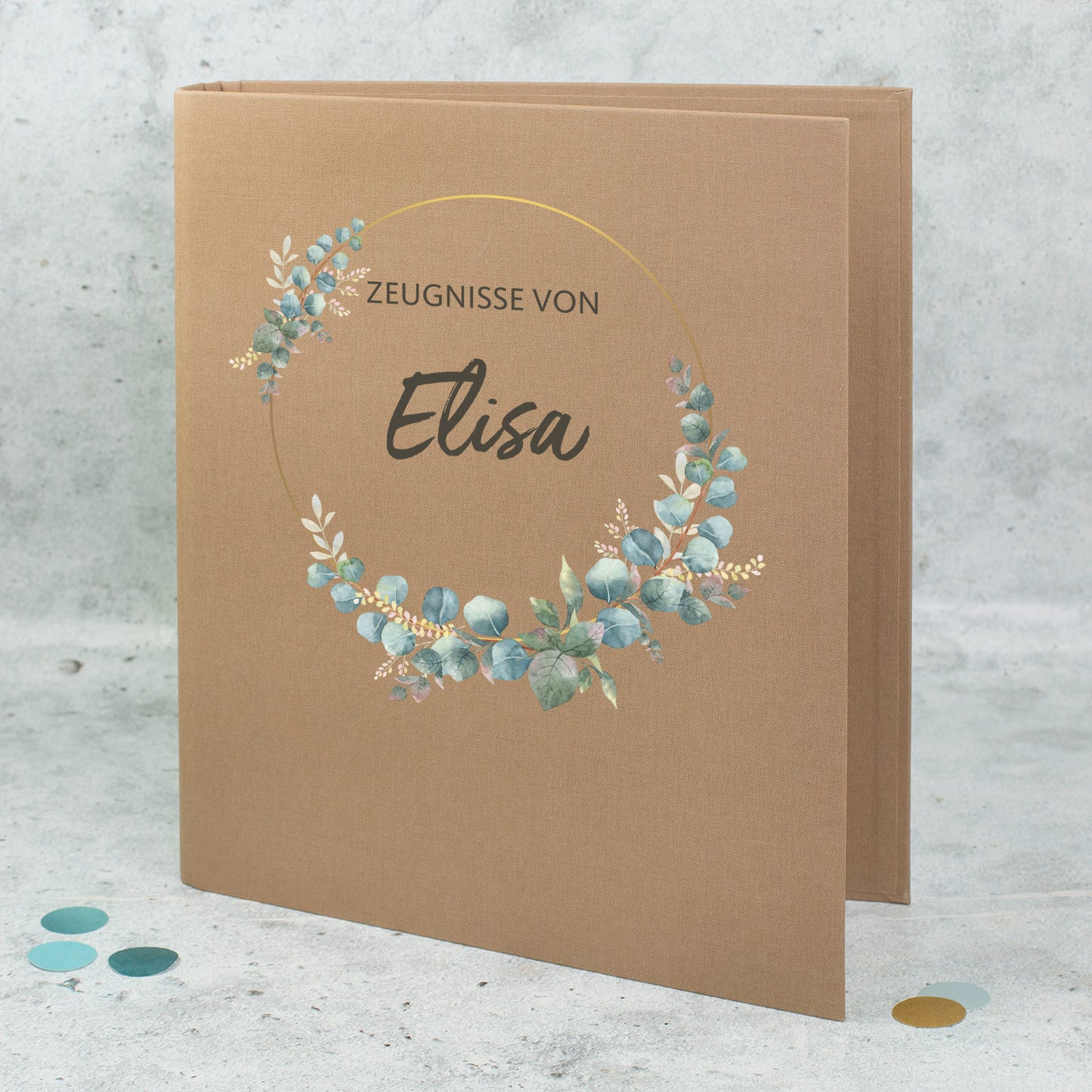 Braune Zeugnismappe mit Eukalyptuskranz und Name Elisa personalisiert