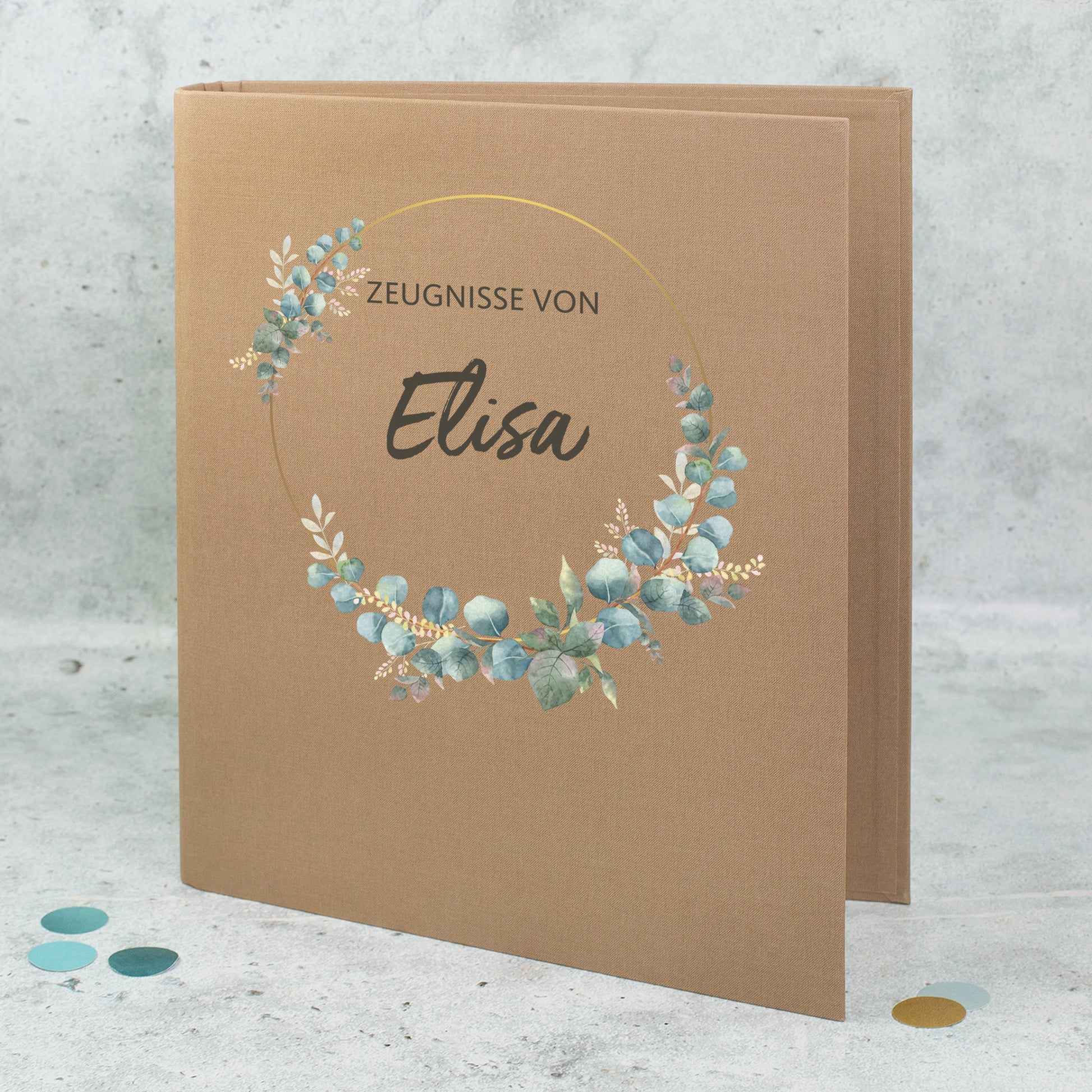 Braune Zeugnismappe mit Eukalyptuskranz und Name Elisa personalisiert
