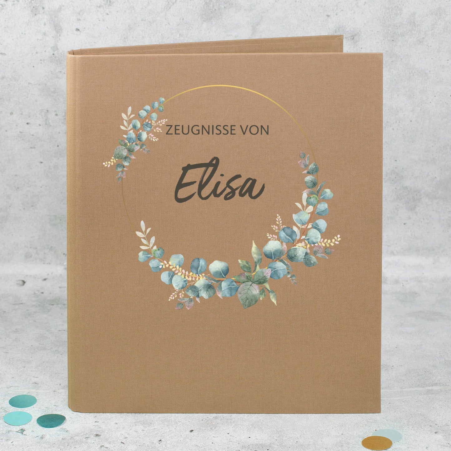 Braune Zeugnismappe aus Leinen mit Eukalyptuskranz und personalisiertem Namen Elisa