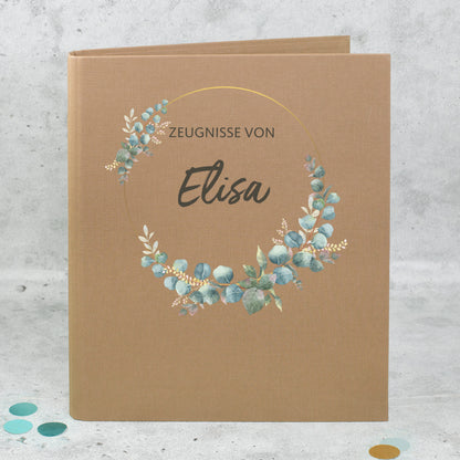 Braune Zeugnismappe aus Leinen mit Eukalyptuskranz und personalisiertem Namen Elisa