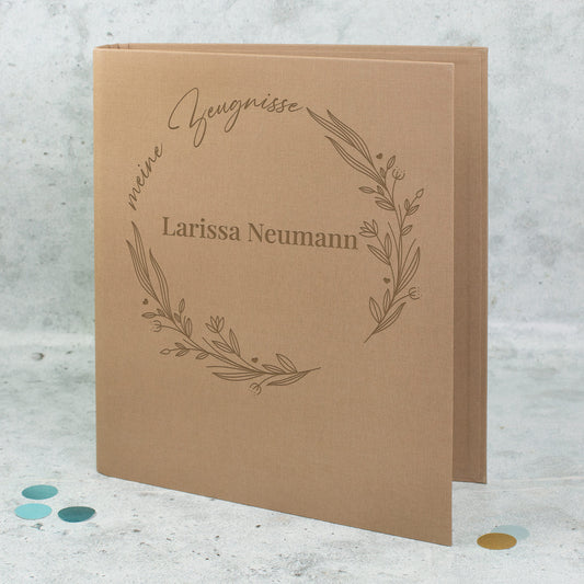 Zeugnismappe braun mit floralem Line-Art-Motiv „meine Zeugnisse“ und Name Larissa Neumann