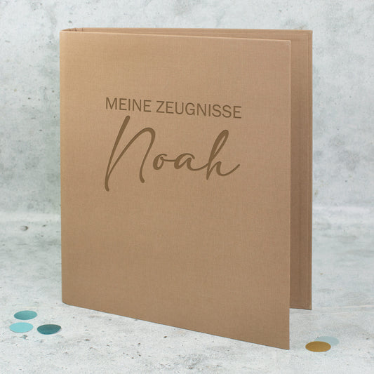 Zeugnismappe aus Leinen in Braun mit Gravur „Meine Zeugnisse“ und Name Noah