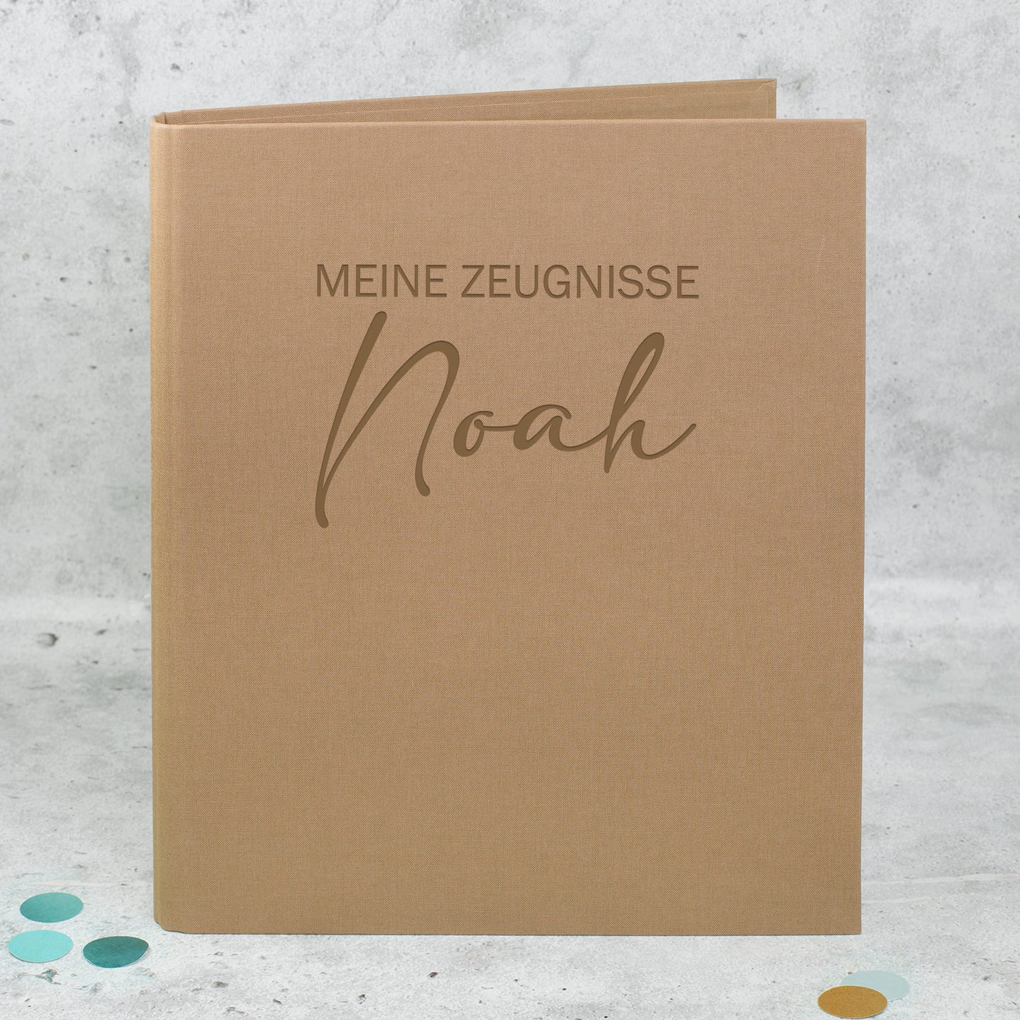 Zeugnismappe aus braunem Leinen mit Gravur „Meine Zeugnisse“ und personalisiertem Namen Noah.