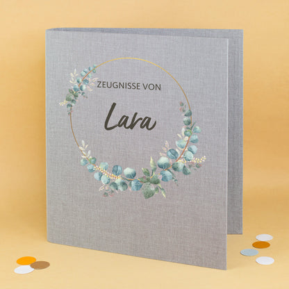 Graue Zeugnismappe aus Leinen mit Eukalyptuskranz und personalisiertem Namen Lara