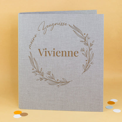 Zeugnismappe grau mit floralem Ring „meine Zeugnisse“ und Name Vivienne, personalisiert