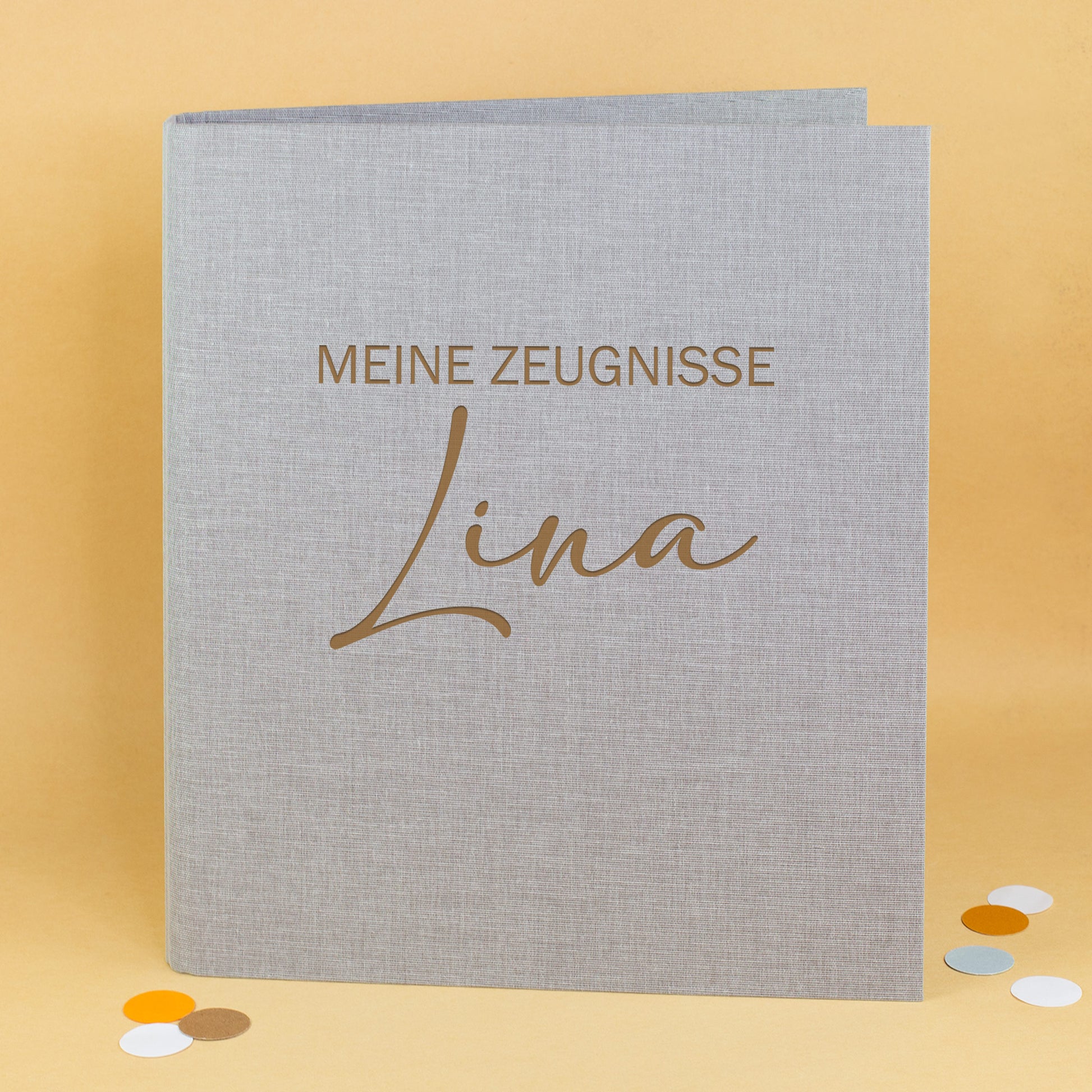 Zeugnismappe aus Leinen in Grau mit Gravur „Meine Zeugnisse“ und Name Lina