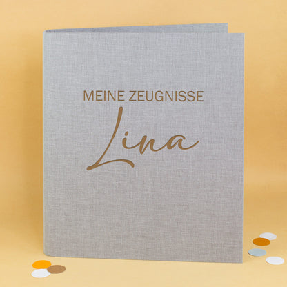 Zeugnismappe aus Leinen in Grau mit Gravur „Meine Zeugnisse“ und Name Lina
