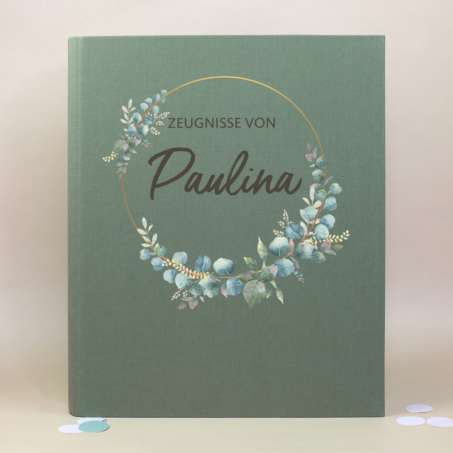 Grüne Zeugnismappe aus Leinen mit Eukalyptuskranz und personalisiertem Namen Paulina