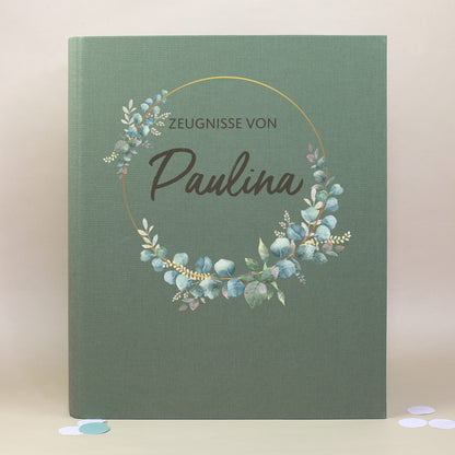 Grüne Zeugnismappe aus Leinen mit Eukalyptuskranz und personalisiertem Namen Paulina