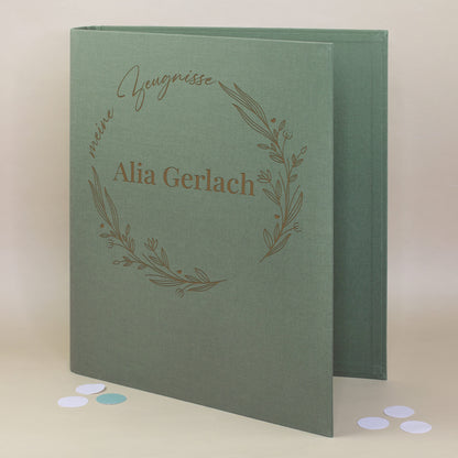 Zeugnismappe dunkelgrün mit floralen Elementen „meine Zeugnisse“ und Name Alia Gerlach