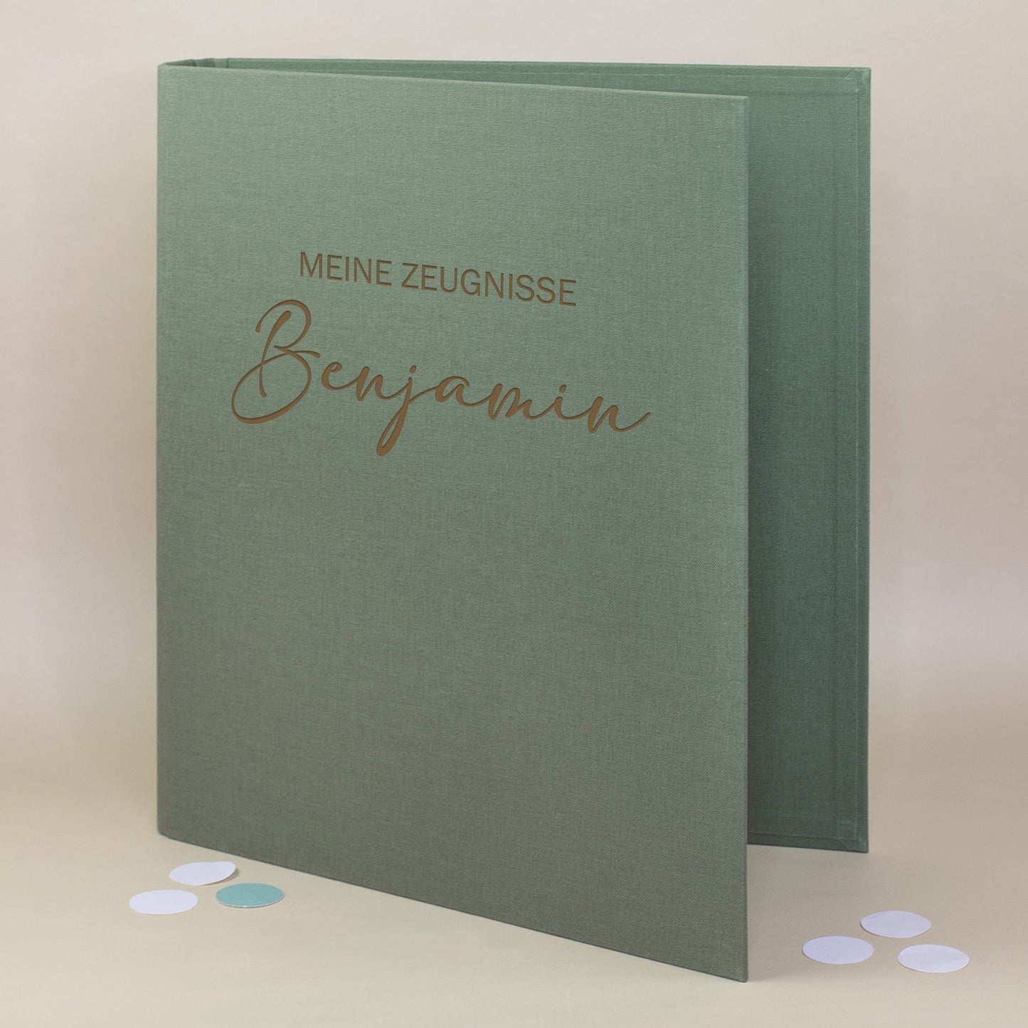 Zeugnismappe aus Leinen in Grün mit Gravur „Meine Zeugnisse“ und Name Benjamin