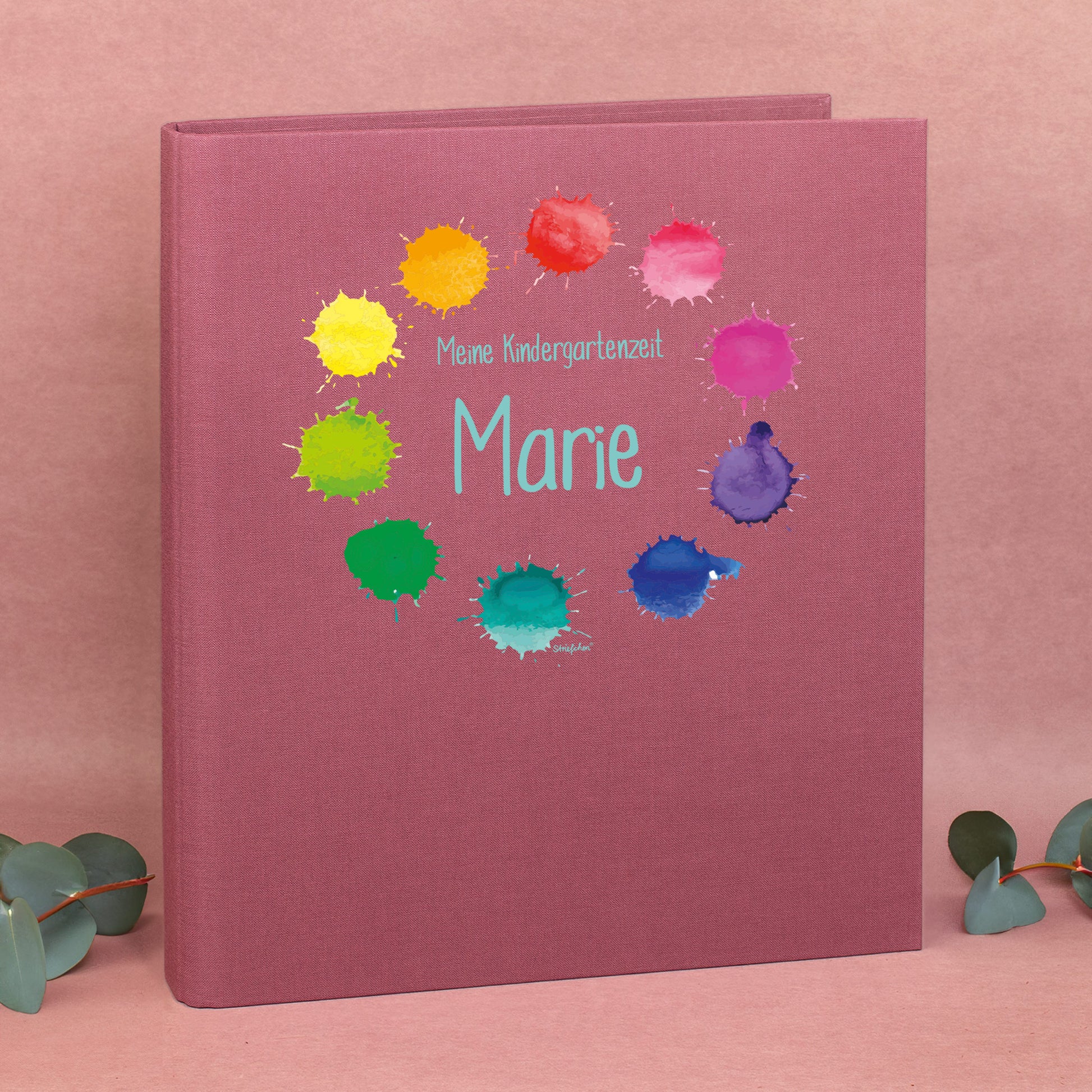 Zeugnismappe aus Leinen in Rosa mit buntem Farbklekse-Motiv und Name Marie bedruckt