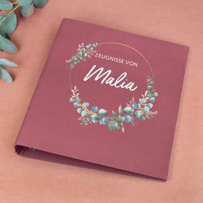 Rosa Zeugnismappe aus Leinen mit Eukalyptuskranz und personalisiertem Namen Malia